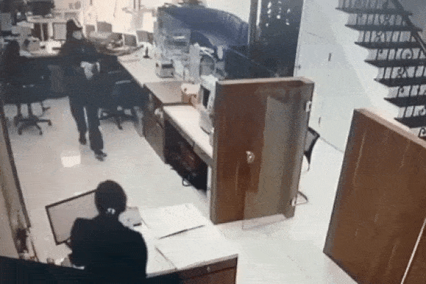 Clip: 2 tên ở Hội vỡ nợ muốn làm liều cầm súng giả vào cướp ngân hàng-1