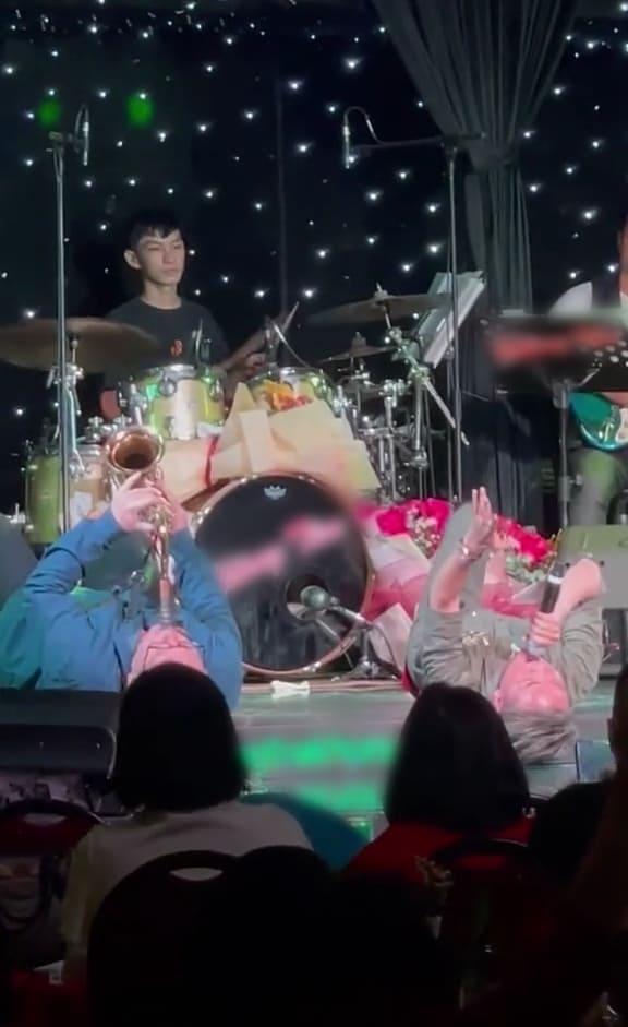 Cộng đồng mạng chỉ trích clip Đàm Vĩnh Hưng vừa hát vừa nằm bò-2