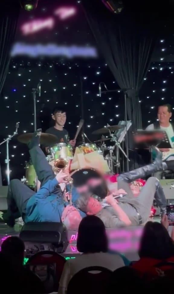 Cộng đồng mạng chỉ trích clip Đàm Vĩnh Hưng vừa hát vừa nằm bò-3