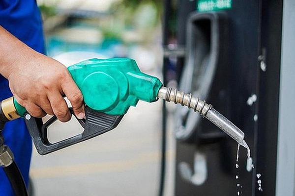 Nghe tin giá tăng mạnh, đêm tối đổ xô đi mua xăng-8