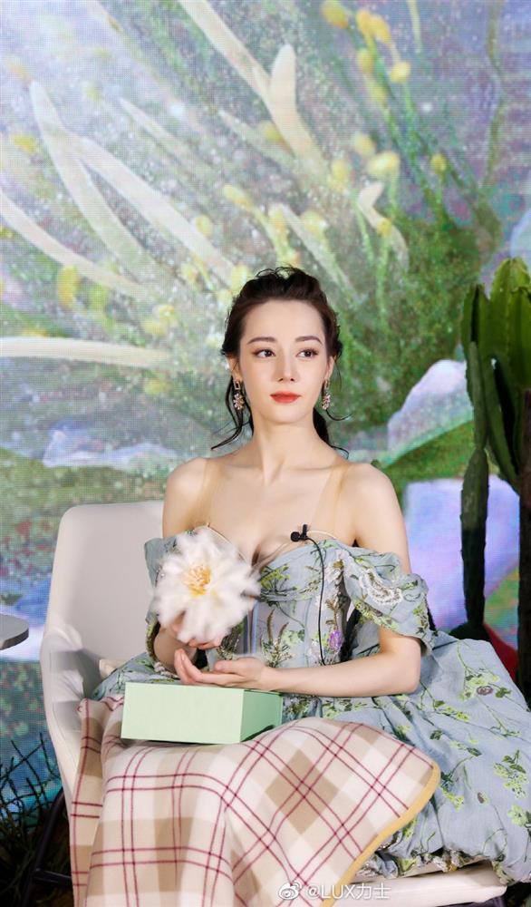 Địch Lệ Nhiệt Ba bị làm mờ vì mặc trễ vai hở ngực khi livestream-1