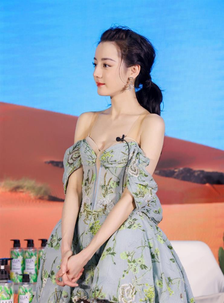 Địch Lệ Nhiệt Ba bị làm mờ vì mặc trễ vai hở ngực khi livestream-2