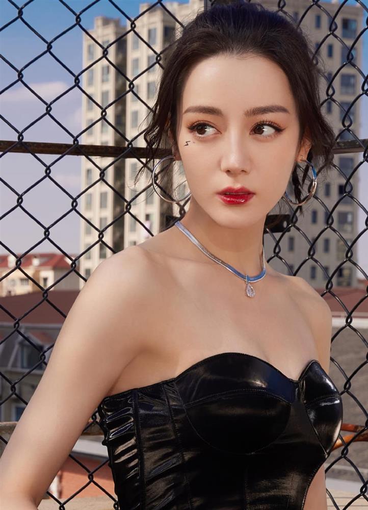 Địch Lệ Nhiệt Ba bị làm mờ vì mặc trễ vai hở ngực khi livestream-12