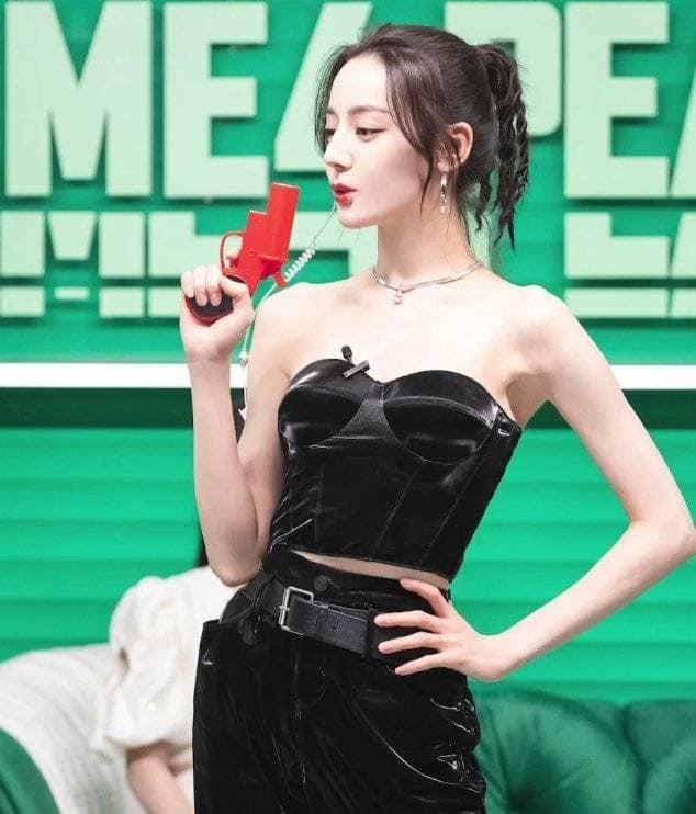 Địch Lệ Nhiệt Ba bị làm mờ vì mặc trễ vai hở ngực khi livestream-13