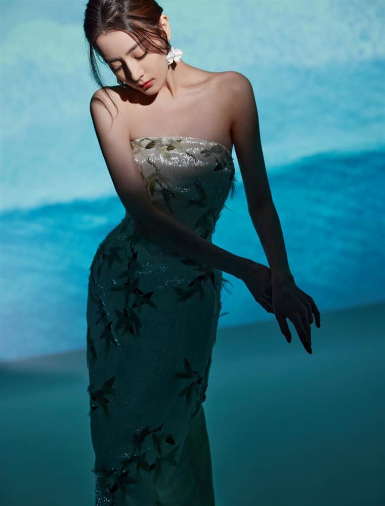 Địch Lệ Nhiệt Ba bị làm mờ vì mặc trễ vai hở ngực khi livestream-14