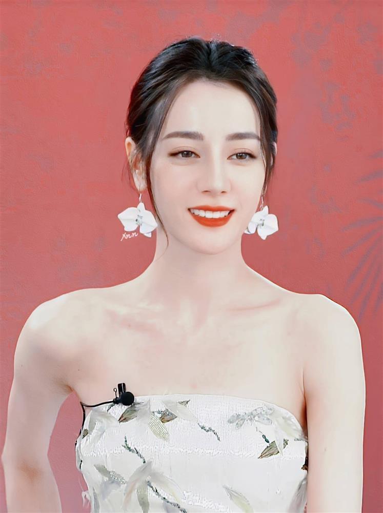 Địch Lệ Nhiệt Ba bị làm mờ vì mặc trễ vai hở ngực khi livestream-15