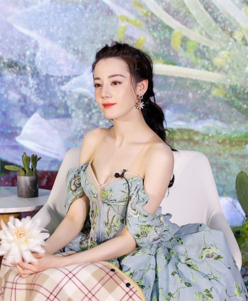 Địch Lệ Nhiệt Ba bị làm mờ vì mặc trễ vai hở ngực khi livestream-3