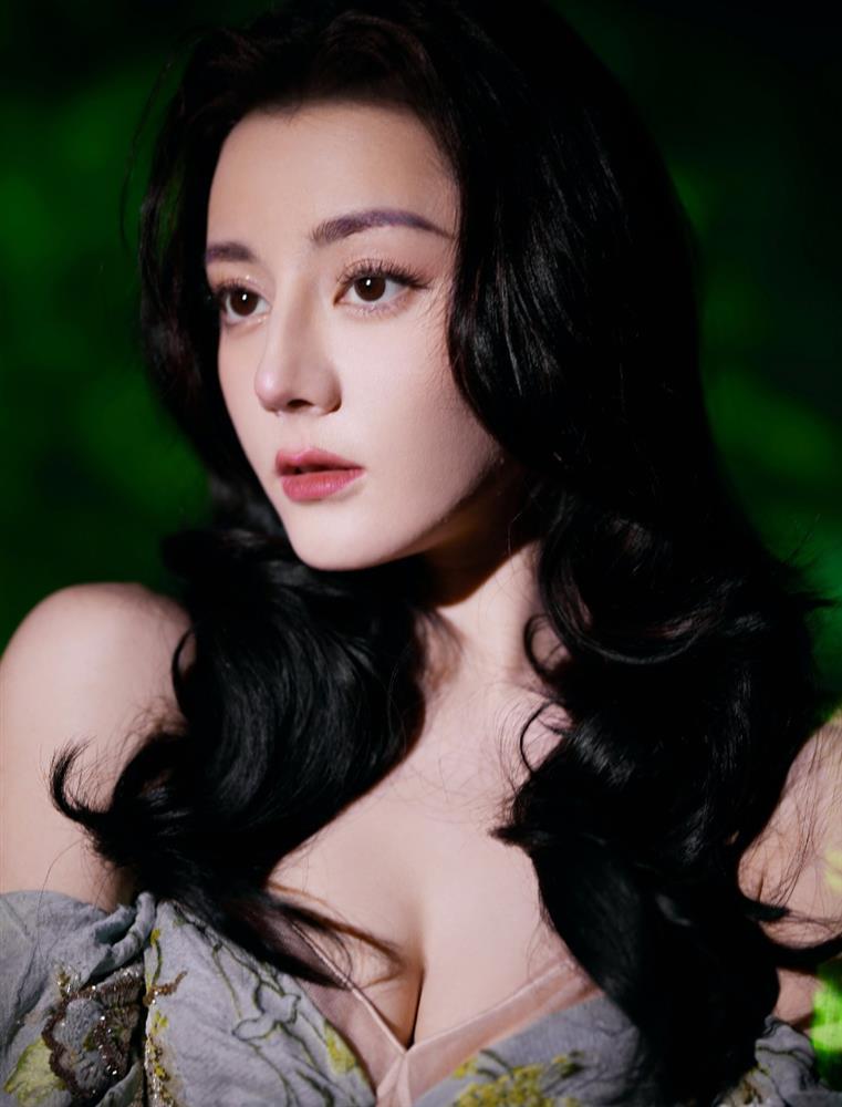 Địch Lệ Nhiệt Ba bị làm mờ vì mặc trễ vai hở ngực khi livestream-7