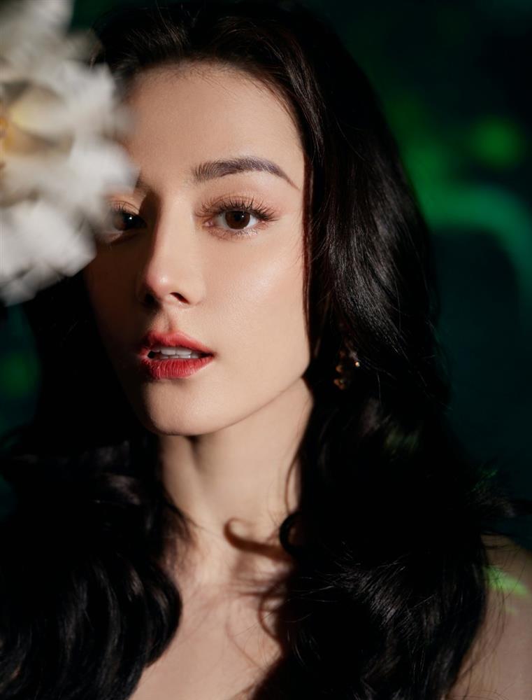 Địch Lệ Nhiệt Ba bị làm mờ vì mặc trễ vai hở ngực khi livestream-8