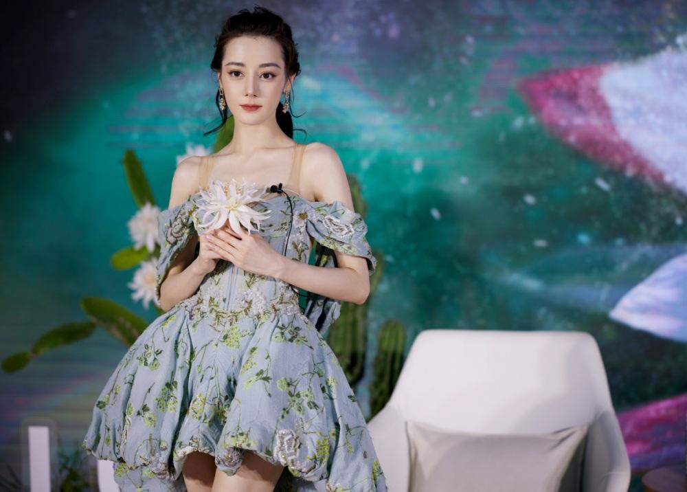 Địch Lệ Nhiệt Ba bị làm mờ vì mặc trễ vai hở ngực khi livestream-9