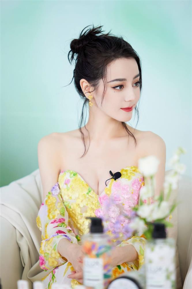 Địch Lệ Nhiệt Ba bị làm mờ vì mặc trễ vai hở ngực khi livestream-10