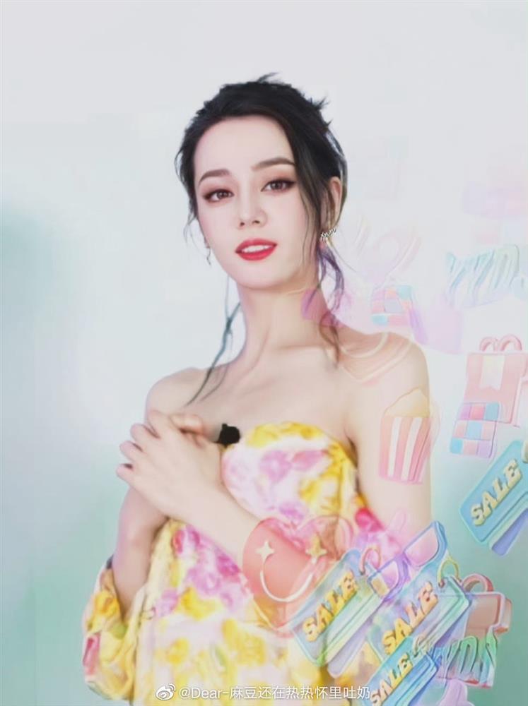 Địch Lệ Nhiệt Ba bị làm mờ vì mặc trễ vai hở ngực khi livestream-11