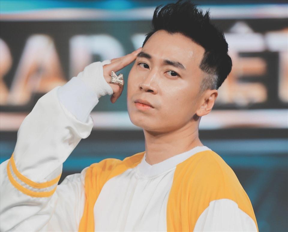 Cách đây khá lâu, nam rapper từng chia sẻ cảm nghĩ về vấn đề mua like của nghệ sĩ. Những tưởng mọi chuyện chỉ là những bức xúc mà anh gặp phải trong khi nhấn nút quan tâm các page, cho đến khi Karik có động thái lạ như đang muốn nhắc đến ai đó.