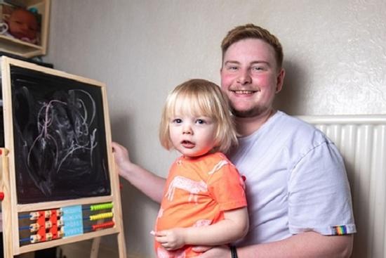 Người đàn ông mang thai khi đang chuyển giới