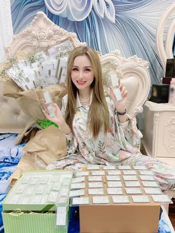 Bất ngờ danh tính chị vợ được chồng tặng bó hoa kim cương 9 tỷ-6