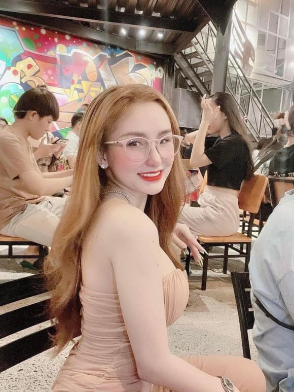 Bất ngờ danh tính chị vợ được chồng tặng bó hoa kim cương 9 tỷ-11