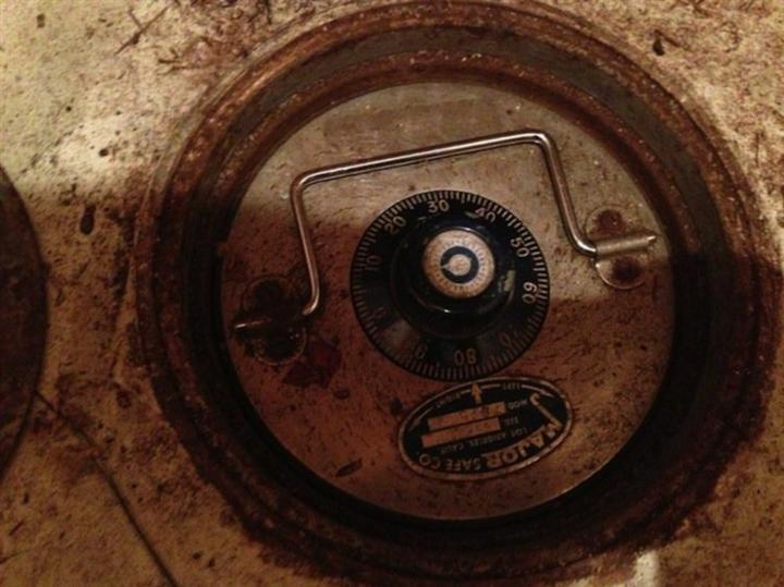 Dọn nhà, anh chàng không dám tin khi phát hiện thứ dưới tấm thảm cũ-3