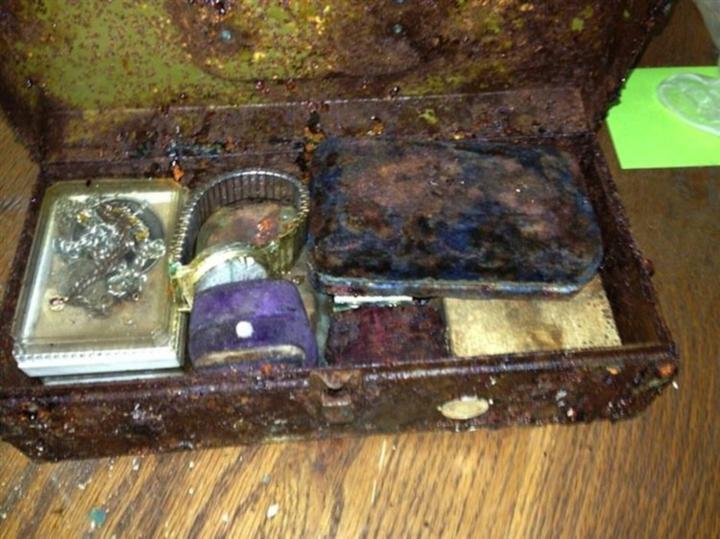 Dọn nhà, anh chàng không dám tin khi phát hiện thứ dưới tấm thảm cũ-8