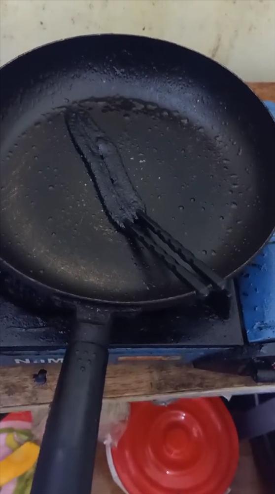 Gái đảm ngớ người khi rán cá ngon thế mà có thứ lại tức tưởi ra đi-2