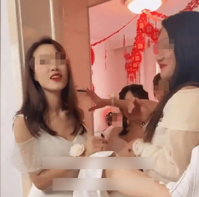 Xôn xao phù dâu bắt chú rể chui háng mới cho đón dâu-1