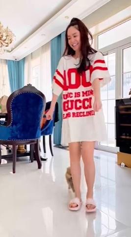 Đoàn Di Băng vô tình lộ nội y khi chơi với chó cưng 52 triệu-1