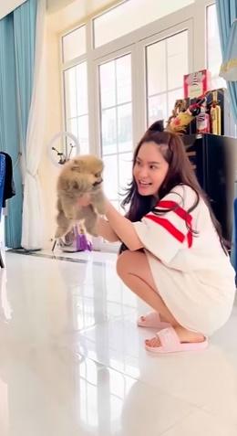 Đoàn Di Băng vô tình lộ nội y khi chơi với chó cưng 52 triệu-4