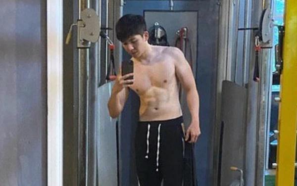 Khởi My sờ mó bụng 6 múi của Kelvin Khánh trên livestream-2