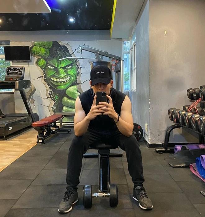 Khởi My sờ mó bụng 6 múi của Kelvin Khánh trên livestream-4