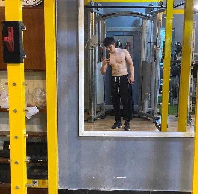 Khởi My sờ mó bụng 6 múi của Kelvin Khánh trên livestream-3