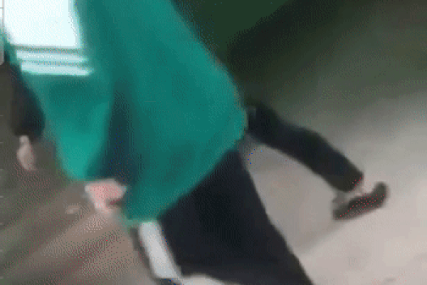 Clip: Nam sinh bị bạn đạp điên cuồng vào mặt, chỉ biết nằm im chịu trận