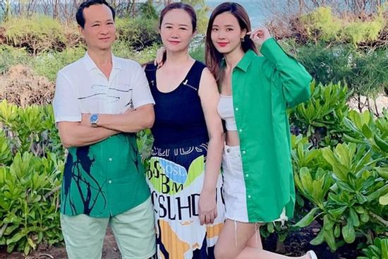 Nhan sắc mẹ Midu: Đã đẹp còn dạy con khéo, quá đáng nể