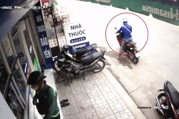 Clip: Nhiệt tình chỉ đường, thanh niên dính bẫy, mất xe trong phút mốt-1