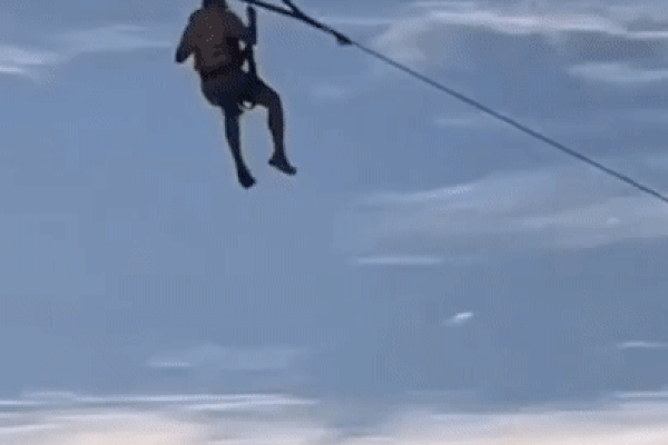 Clip: Đứng tim khoảnh khắc du khách rơi tự do khi đang nhảy dù