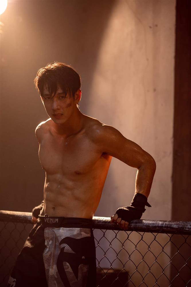 Dân mạng chỉ trích dữ dội clip Song Luân tự bẻ cong, ôm trai lạ-1