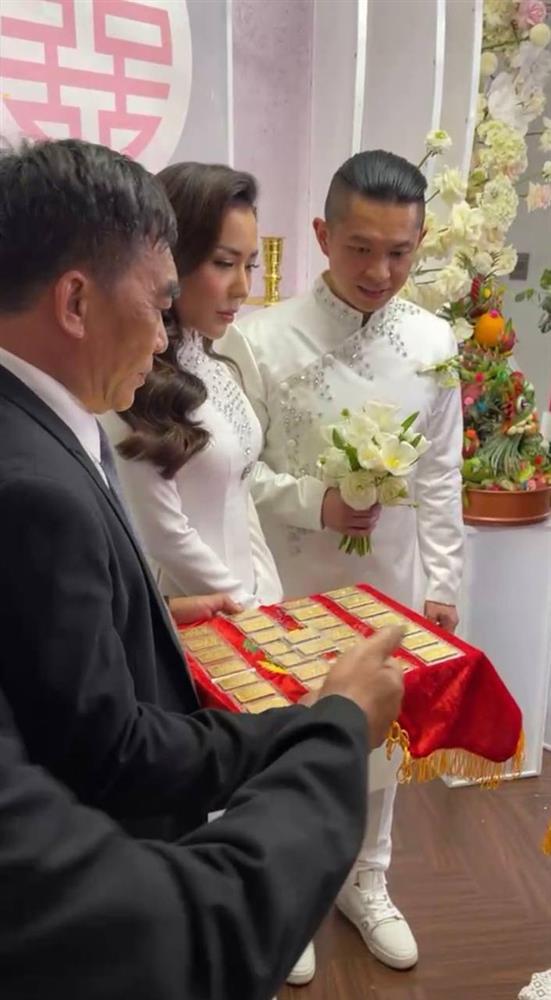 Lễ đính hôn nhìn mà choáng: Cô dâu được tặng 2 mâm toàn vàng-1