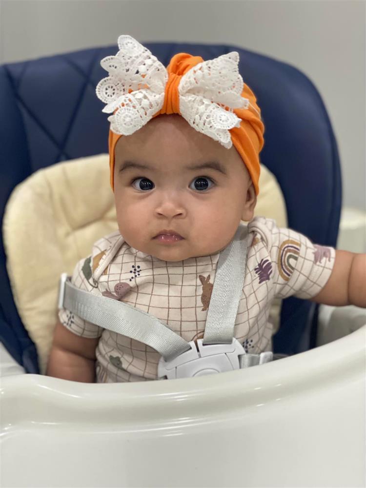 Con gái Võ Hạ Trâm mặc đầm dạ hội, trông lạ lắm à nghen-12