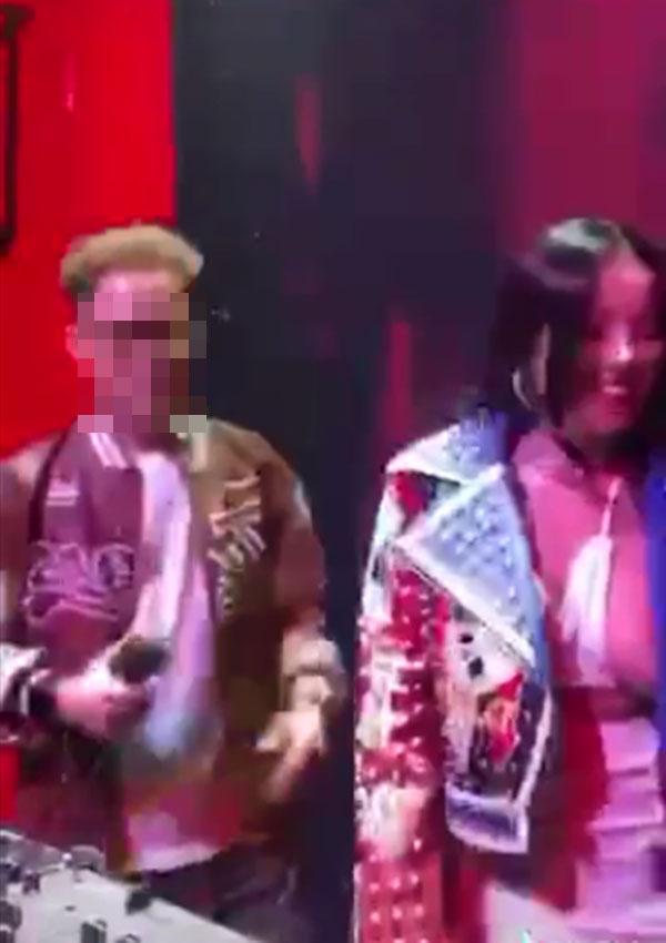 Nhảy quá sung, Ngân 98 văng hết bòng bưởi ra ngoài-3