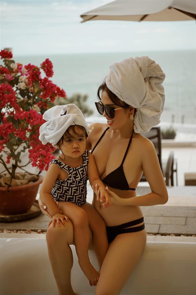 Chị ruột U40 của Ngọc Trinh khoe vóc dáng nóng bỏng-2