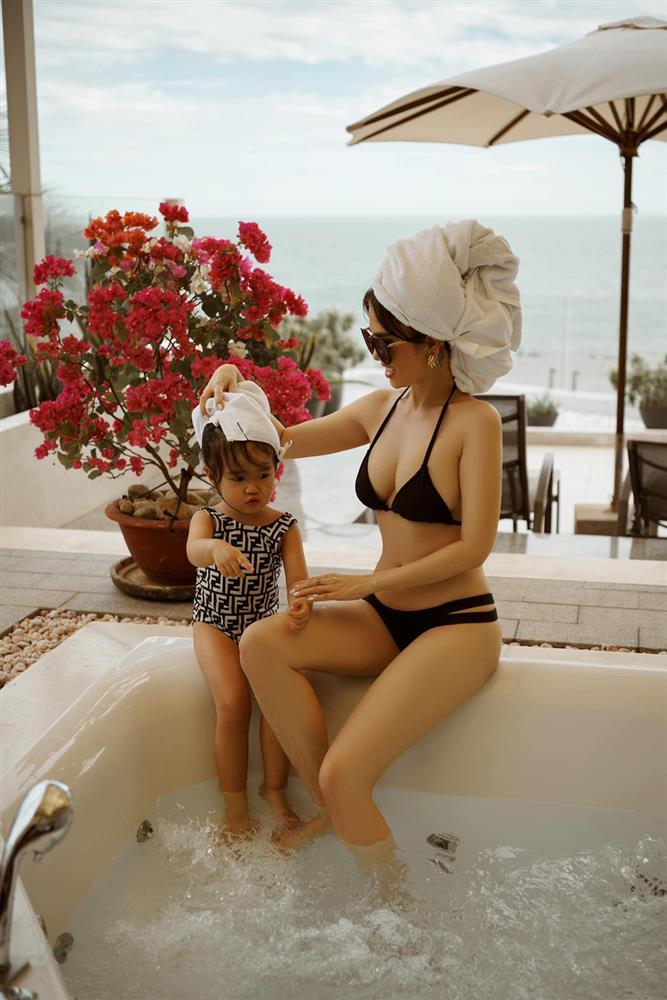 Chị ruột U40 của Ngọc Trinh khoe vóc dáng nóng bỏng-3