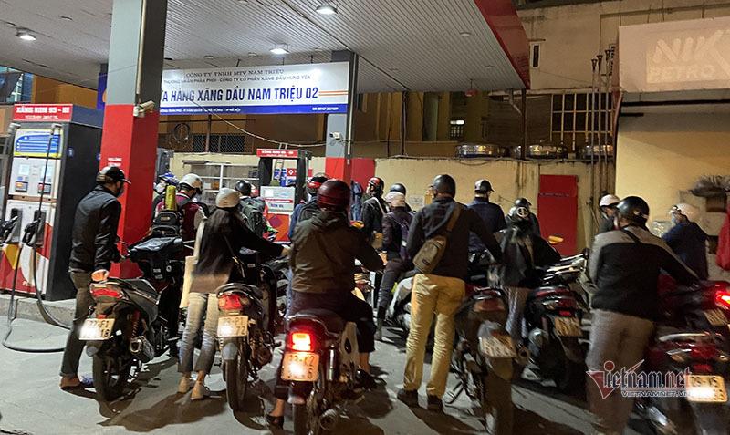 Nghe tin giá tăng mạnh, đêm tối đổ xô đi mua xăng-1
