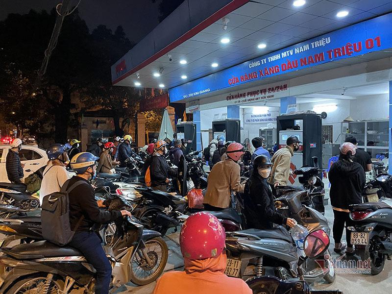 Nghe tin giá tăng mạnh, đêm tối đổ xô đi mua xăng-2