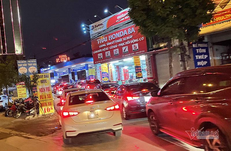 Nghe tin giá tăng mạnh, đêm tối đổ xô đi mua xăng-4