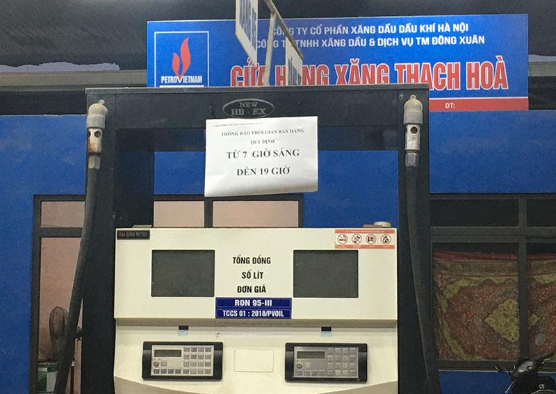 Nghe tin giá tăng mạnh, đêm tối đổ xô đi mua xăng-7