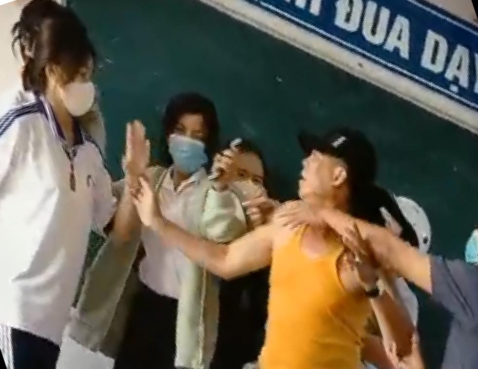 Phụ huynh xông vào tận lớp đánh bạn của con gái-1