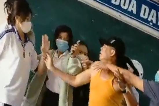 Phụ huynh xông vào tận lớp đánh bạn của con gái