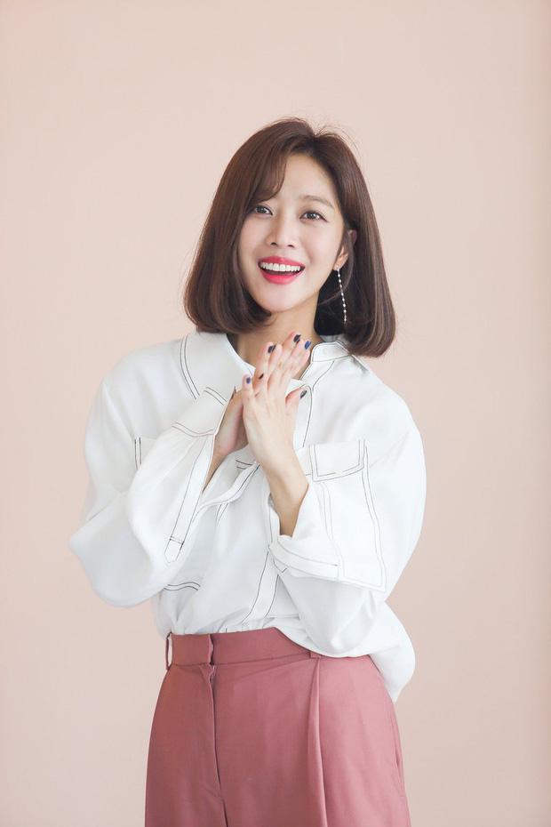 Jo Bo Ah thời mới vào nghề: bình hoa di động, lộ ngực thô thiển-1