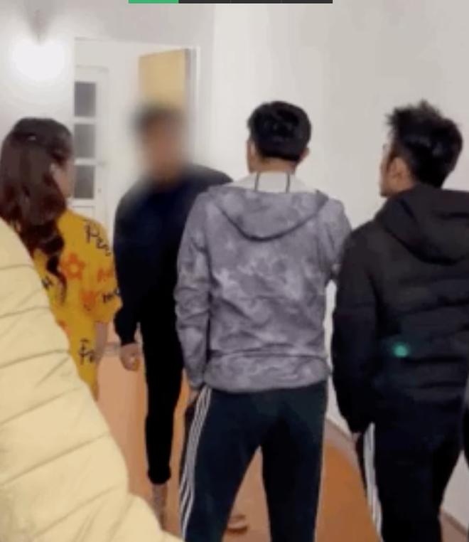 Chồng đi vắng, vợ đưa nhân tình về hú hí và cái tát thẳng mặt thanh niên-5