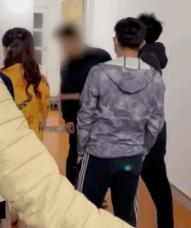 Chồng đi vắng, vợ đưa nhân tình về hú hí và cái tát thẳng mặt thanh niên-4