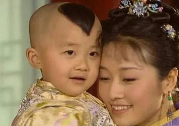 Sao nhí Hoàn Châu Cách Cách: Mắc bệnh lạ, ngoại hình mãi như đứa trẻ-2