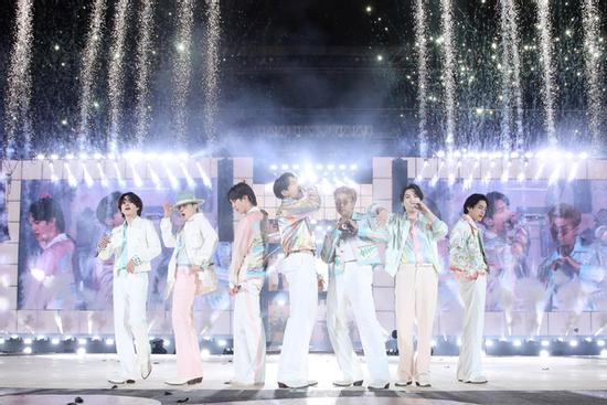 Khổ như fan BTS: Xem concert của idol nhưng không được hò reo cổ vũ